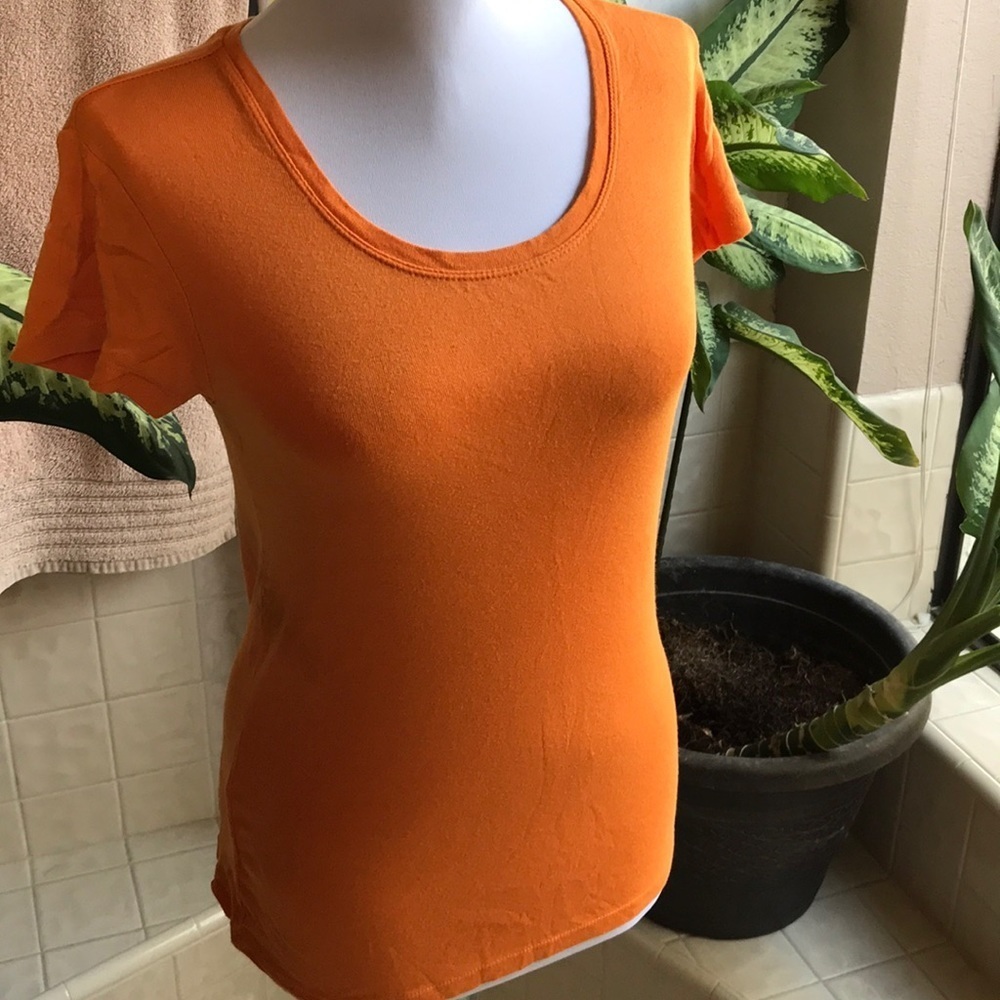 Daisy Fuentes orange scoop neck tee